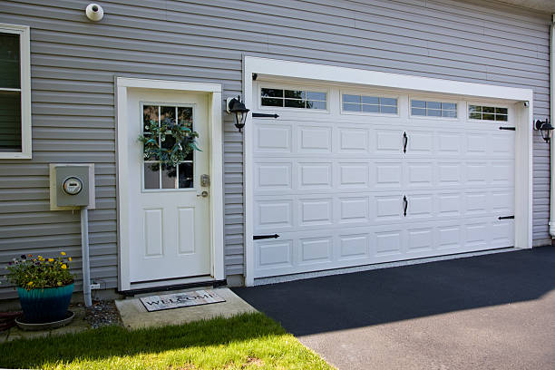 24/7 Emergency Garage Door Panel Replacement experts in Howell, MI